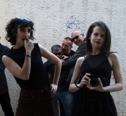 Οι Yeah! παρουσιάζουν ζωντανά το "Dust Comes Up" 