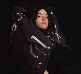 H Emma Ruth Rundle ανακοίνωσε τη δισκογραφική της επιστροφή
