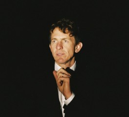 O Buck Meek ανακοίνωσε το "The Mirror"