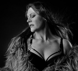 Ακούστε το καινούριο single της Floor Jansen