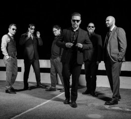 The Last International Playboys και Jon Voyager Band ζωντανά στο HolyWood Stage