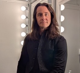 Εκτός Riot V o Todd Michael Hall