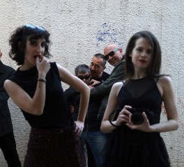 Οι Yeah! παρουσιάζουν ζωντανά το "Dust Comes Up"