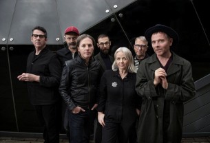 Οι Belle & Sebastian παρουσιάζουν ζωντανά το εμβληματικό "If You're Feeling Sinister" 