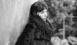 H Aldous Harding ανακοίνωσε το "Train On The Island"