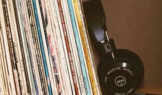 Γιατί τα album reviews παραμένουν απαραίτητα στην εποχή του streaming