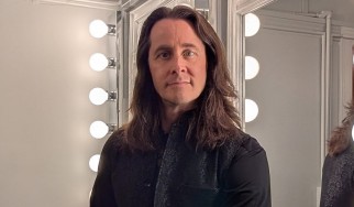 Εκτός Riot V o Todd Michael Hall