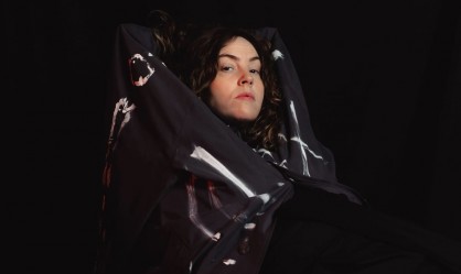 H Emma Ruth Rundle ανακοίνωσε τη δισκογραφική της επιστροφή