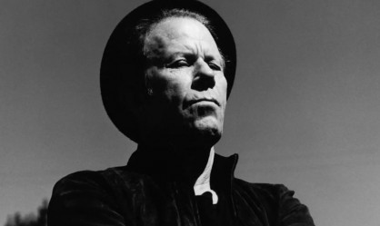 Ο Tom Waits αποκάλυψε το "The Fly"