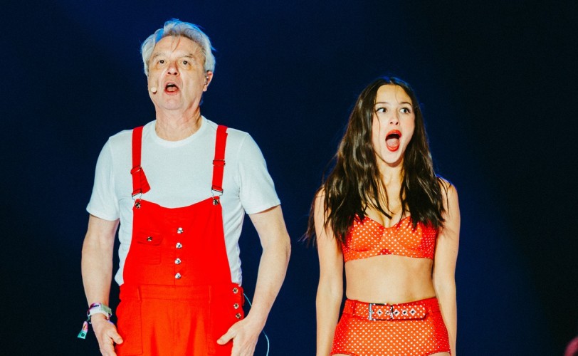 Ο David Byrne διασκευάζει Olivia Rodrigo