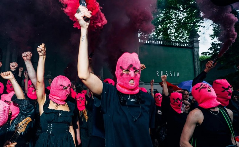 Ακούστε τη σύμπραξη Pussy Riot και Avenged Sevenfold