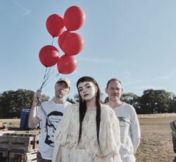 Οι Chvrches ανακοίνωσαν τη δισκογραφική τους επιστροφή 