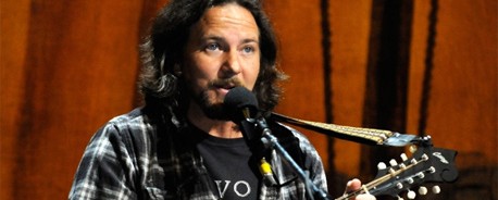 Ο Eddie Vedder (Pearl Jam) παίρνει ξανά το ukulele του