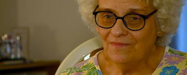 Αποκαλύφθηκε η ταυτότητα και η ιστορία της διάσημης πλέον «Grandma Drummer»