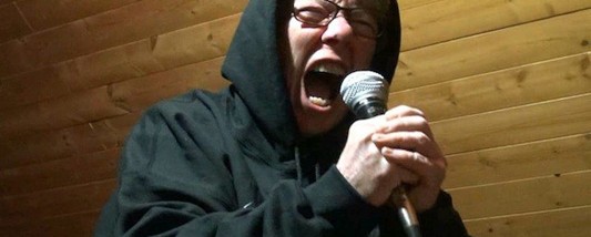 Γιαγιά 67 ετών τραγουδά grindcore!
