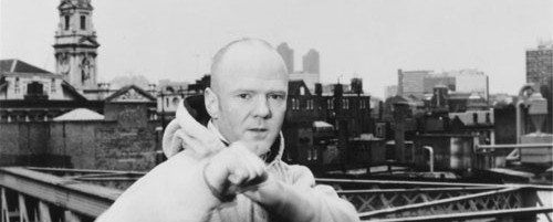 Πλανόδιος μουσικός πετυχαίνει τον καλλιτέχνη του τραγουδιού που έπαιζε εκείνη τη στιγμή και κάνουν ντουέτο