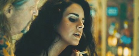 Η Lana Del Rey κάνει σεξ πάνω σε φλιπεράκι στο νέο video clip της