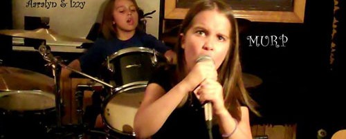 Παιδική διασκευή με brutal φωνητικά στο "Roots Bloody Roots" των Sepultura