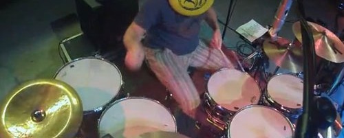 Ο drummer των Weezer πιάνει frisbee σε συναυλία χωρίς να χάσει το ρυθμό του τραγουδιού (video)