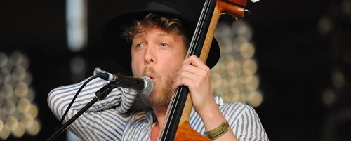 Σε επέμβαση στον εγκέφαλο υπεβλήθη ο μπασίστας των Mumford & Sons