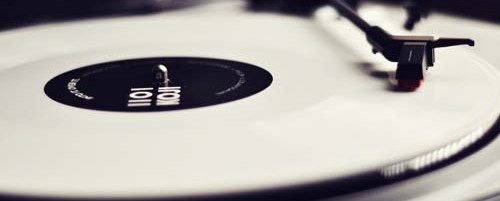 Μειώνεται το downloading μουσικής - Μεγάλη αύξηση στις πωλήσεις βινυλίων