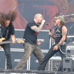 Ο Philip Anselmo προσκυνάει επί σκηνής τους Accept