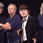 Δείτε τους AC/DC να «παίζουν μπάλα»