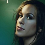 Η Alanis Morissette στρέφει τα πυρά της εναντίον διάσημων stars με τον επερχόμενο studio δίσκο της