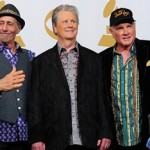 Ο Mike Love απολύει τρία μέλη των The Beach Boys