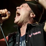 Ο Bruce Dickinson «καρφώνει» τον Rob Halford και τους Judas Priest