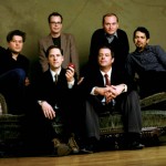 Calexico και ΤΑΚΙΜ σε εκτέλεση του "Stray" με ελληνικό άρωμα