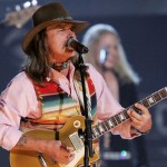 Ο Dickey Betts ανεβαίνει επί σκηνής με τους Tedeschi Trucks Band