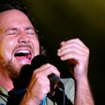 Οι Kings Of Leon επί σκηνής με τον Eddie Vedder (Pearl Jam)