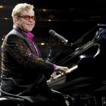 Ο Elton John καταδικάζει τον νόμο του ρωσικού κράτους εναντίον των ομοφυλόφιλων σε συναυλία του στη Μόσχα
