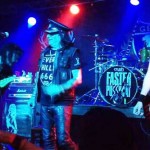 Ο μπασίστας των Faster Pussycat καταρρέει στη σκηνή (video)