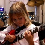 Εντυπωσιασμένος ο Slash από 10-χρονη κιθαρίστρια που παίζει το "Sweet Child O' Mine"