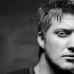 Ο Josh Homme πετάει οπαδό από τη σκηνή βρίζοντάς τον
