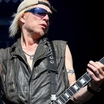Οι κιθαρίστες των Queensryche επί σκηνής με τους Michael Schenker Group