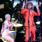 Miley Cyrus και Flaming Lips διασκευάζουν το "Lucy In The Sky With Diamonds" (video)