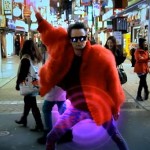 Οι Muse κάνουν βόλτα στο Τόκιο για το εκκεντρικό νέο video clip του "Panic Station"