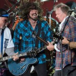 Οι Foo Fighters και οι Black Keys μοιράζονται τη σκηνή με τον Neil Young