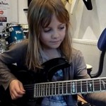 Κομμάτι των Stratovarius στην κιθάρα από... οκτάχρονο κοριτσάκι
