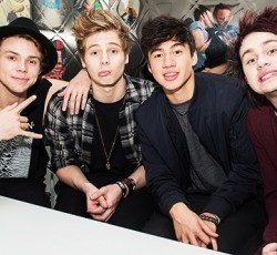 Ο κιθαρίστας των 5 Seconds Of Summer πιάνει φωτιά on stage! (video) 