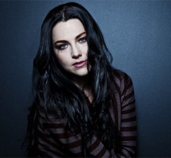 H Amy Lee διασκευάζει το "With Or Without You" των U2  