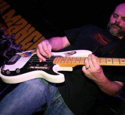 Ο Βrad Davis των Fu Manchu, «νέος» μπασίστας των Clutch 