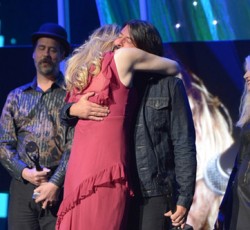 Courtney Love: «Με τον Dave Grohl είμαστε φιλαράκια» 