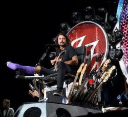 O Dave Grohl στο θρόνο του. Κυριολεκτικά! 