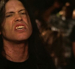 Ο Henry Derek Bonner είναι ο τραγουδιστής της μπάντας των Drover και Broderick 