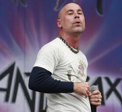 O John Bush ζητά περισσότερα χρήματα από τους Anthrax 