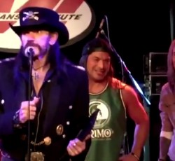 Ο Robert Trujillo τιμά τον Lemmy 
